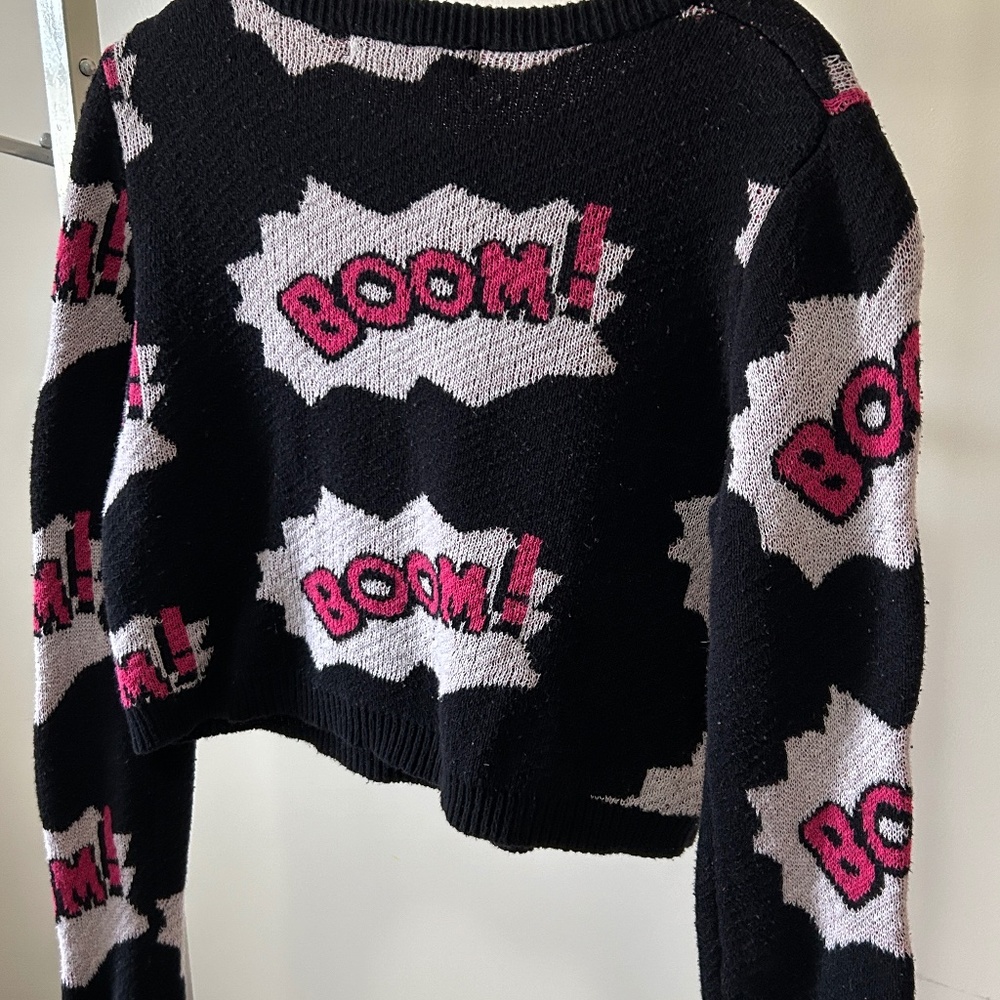 Crop sweater with comic BOOM! Pattern